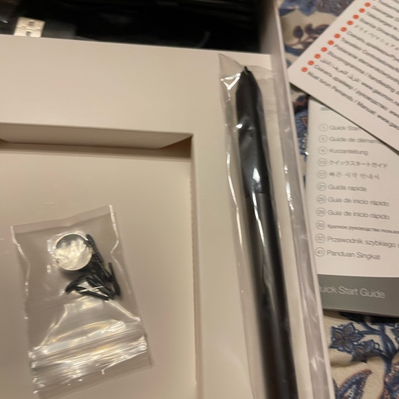 Black Graphics Tablet - Picture 3 of 10